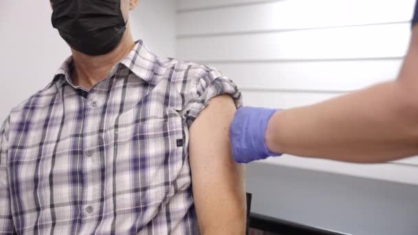 Primer Plano Hombre Caucásico Vacunado Hombro Por Una Trabajadora Salud — Vídeo de stock
