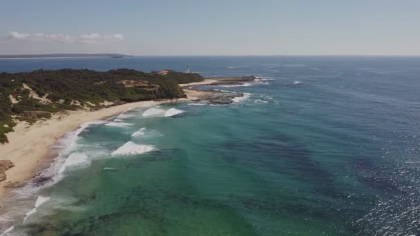 澳大利亚Nsw中央海岸的Norah头灯塔和卵石海滩的高空鸟瞰 — 图库视频影像
