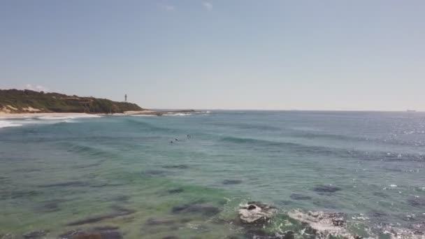 澳大利亚Nsw中央海岸Norah头石质海滩和灯塔的升空拍摄 — 图库视频影像