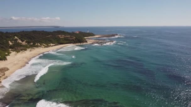 Antenn Fallande Klipp Stenig Strand Och Fyr Norah Huvudet Den — Stockvideo