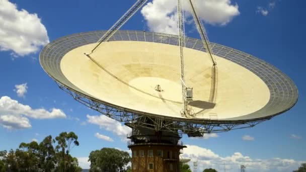 澳大利亚西索斯州帕克斯市的西罗射电望远镜的近向倾斜镜头 — 图库视频影像