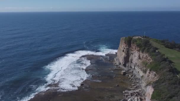 オーストラリアの中央海岸のテリグリルの技術を越えた空中海を眺める — ストック動画