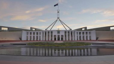 Canberra, Avustralya 'daki federal parlamento binasına doğru yürüyen bir vibratör.