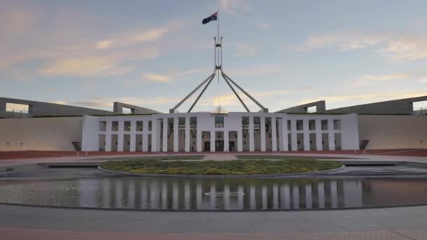 Gimbal Steadicam Klip Kráčející Směrem Federálnímu Parlamentu Dům Canberra Zákoně — Stock video