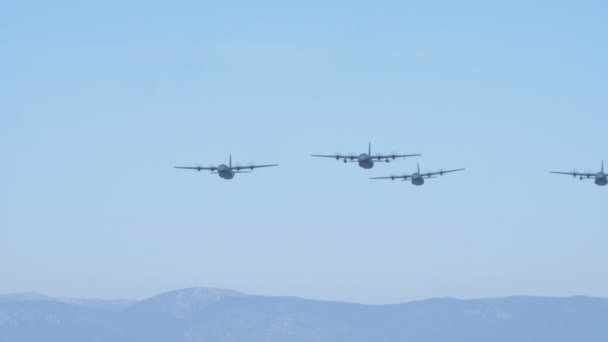 オーストラリアのキャンベラで100周年の儀式飛行中に4機のC 130Jヘラクレス飛行機の追跡ショット — ストック動画