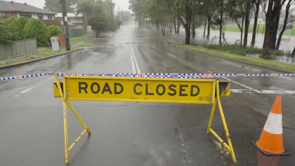 オーストラリアのウィンザー洪水中にライフルレンジRdで道路閉鎖サイン — ストック動画