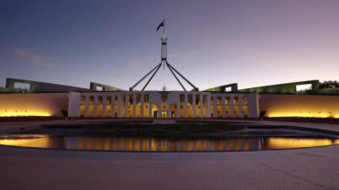 Avustralya Federal Parlamento Binası Canberra 'da, alacakaranlıkta.