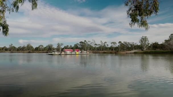 南オーストラリアのマレー川に到達する白鳥のケーブルフェリーの朝のショット — ストック動画