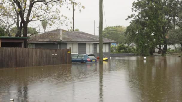 2021年3月のオーストラリアのセントウォーの洪水で洪水の下の車と家の側面の眺め — ストック動画