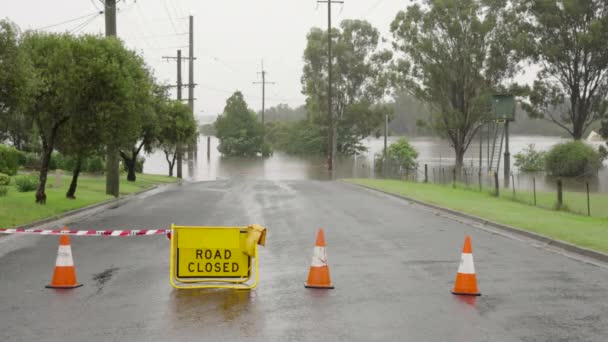 オーストラリアのウィンザーで ハークスベリー川が 洪水で閉鎖されたことを示す標識 — ストック動画