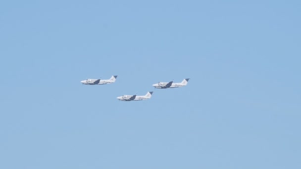 オーストラリアのキャンベラで100歳の飛行機の間に3機のRaaf B300キングエア350のスローモーションワイドショット — ストック動画