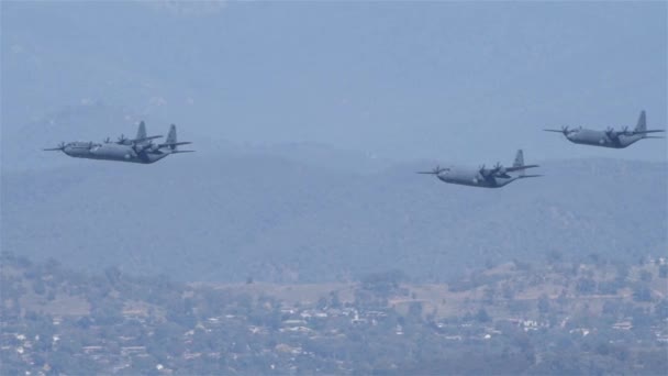 Prise Vue Ralenti Quatre Avions 130 Hercules Lors Défilé Aérien — Video