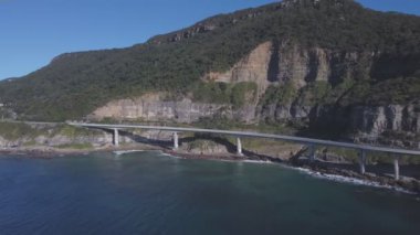 Avustralya 'nın güney kıyısındaki Stanwell Park' taki Sea Cliff Köprüsü 'nün hava görüntüsü.