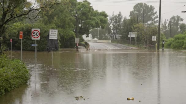 オーストラリアのウィンザーで洪水のハークスベリー川から水面下の橋の通りの近い眺め — ストック動画