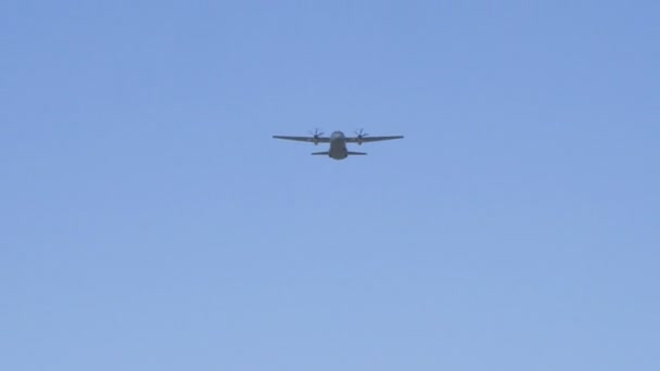 オーストラリアのキャンベラで100年ぶりのフライパストの最前線に近づくラフC 27Jスパルタ航空機のスローモーションクリップ — ストック動画