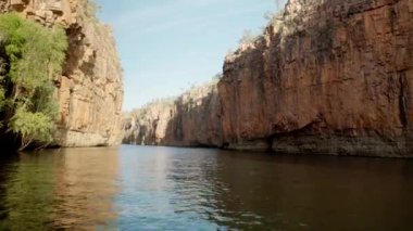 Nitmiluk Vadisi 'nin akıntı yönünde uzanan ikinci uçurumunun manzarası. Kuzey bölgesindeki Nitmiluk Ulusal Parkı' nda Katherine Gorge olarak da bilinir.