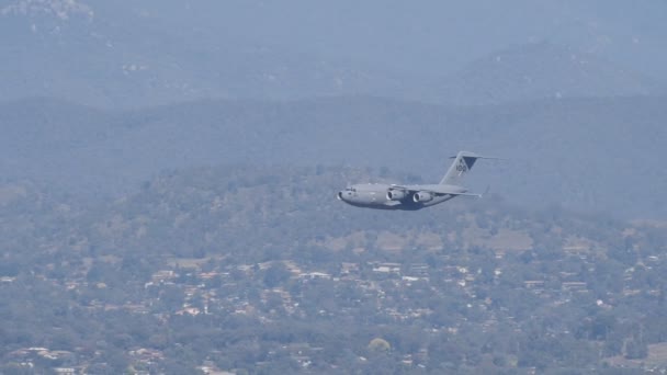 Raaf 17AグローバルマスターIiiのスローモーションクリップは オーストラリアのキャンベラで100周年の飛行中に近づいています — ストック動画