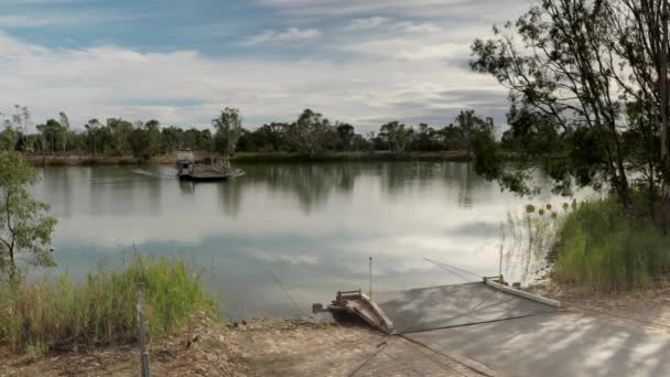 Dalekie Ujęcie Promu Linowego Zbliżającego Się Drugiej Strony Rzeki Murray — Wideo stockowe