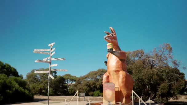 Vidvinkelvy Över Storkängurun Och Avståndsskylt Vid Gränsbyn Södra Australien — Stockvideo