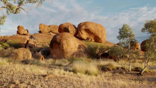 Egy Naplemente Közel Ördög Üveggolyói Sziklák Északi Területén Ausztráliában — Stock videók