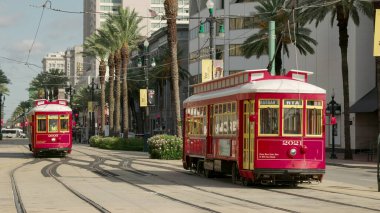New Orleans, Louisiana, ABD 'de Kanal Caddesi' nden iki tramvay geçiyor.