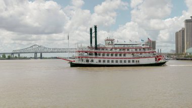 Louisiana, ABD 'nin New Orleans' taki Missippi Nehri 'nde bir buharlı gemi.