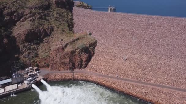 Clip Descendente Aéreo Salida Agua Central Hidroeléctrica Presa Argyle Del — Vídeos de Stock