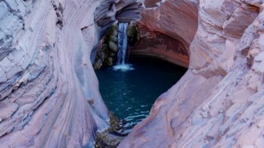 Batı Avustralya 'nın Pilbara bölgesindeki Karijini Ulusal Parkı' ndaki ünlü spa havuzunun öğleden sonra çekimi.