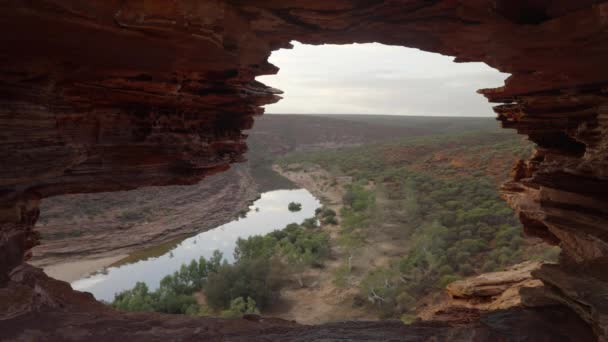 オーストラリア西部のカルバリ国立公園の日の出の自然の窓の近い眺め — ストック動画