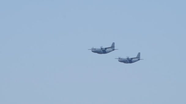在澳大利亚堪萨斯州的拉弗百年诞节期间 两架C 130 J大力士飞机慢动作跟踪镜头 — 图库视频影像