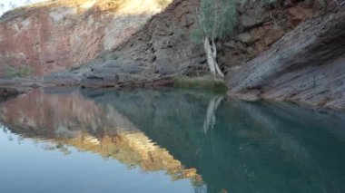 Batı Avustralya 'daki Karijini Ulusal Parkı' ndaki Hamersley Vadisi 'nde gün batımı manzarası