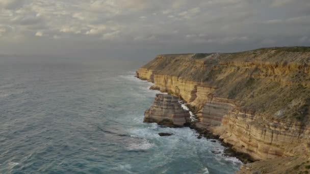 オーストラリア西部のカルバリ国立公園の海岸の島の岩のクリップの日没のズーム — ストック動画