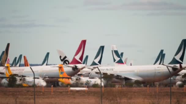 Una Alta Tasa Fotogramas Cerca Aviones Comerciales Almacenamiento Durante Pandemia — Vídeos de Stock