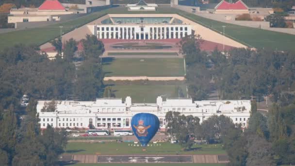 オーストラリアのキャンベラで100周年を祝うために 議会外のラフ風船の高フレームレートを閉じます — ストック動画
