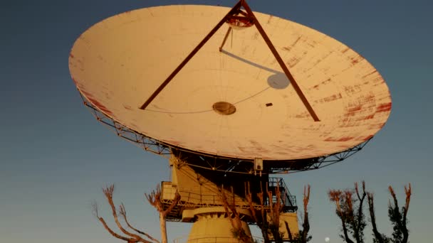 卡纳冯历史上著名的无线电天线的落日倾斜拍摄 — 图库视频影像