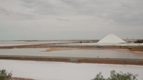 澳大利亚西部港口树篱地区盐厂的集水池和盐库 — 图库视频影像