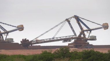 Batı Avustralya 'daki Hedland limanında çalışan bir demir cevheri istifleyici.