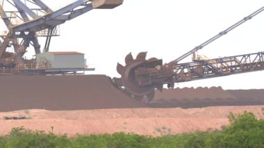 Batı Avustralya 'daki Hedland Limanı' ndaki demir cevheri tekerlek ıslah makinesinin kapağını kapatın.