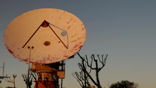 射精的射电望远镜和满月在西澳大利亚卡纳冯升起 — 图库视频影像