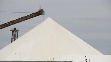 Batı Avustralya 'daki Hedland limanında bir tuz madencilik işletmesinde endüstriyel tuz stoğunu kapatın.
