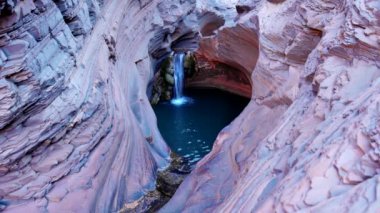 Batı Avustralya 'daki Pilbara' daki Karijini Ulusal Parkı 'ndaki popüler spa havuzunun yüksek çerçeve oranı klibi.