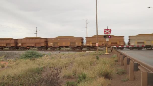 Vlak Přepravující Železnou Rudu Úrovňovém Přejezdu Přístavním Plotu Západní Austrálie — Stock video