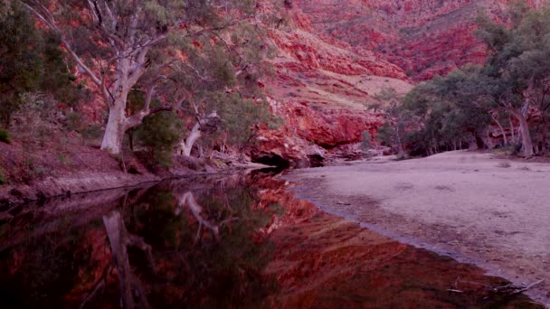 オーストラリア 北部のマクドネル国立公園 オリニストン ゴージで撮影された日の出のズーム — ストック動画