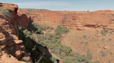 Kuzeydeki Watarrka Ulusal Parkı 'nda kuzeydeki kanyonun kuzeyindeki King Canyon manzarası.