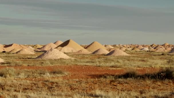 オーストラリア南部のクーバーペイディーの オパール鉱山のマルコック ヒープ — ストック動画