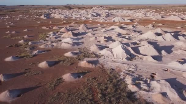 Μια Ανερχόμενη Εναέρια Λήψη Του Ορυχείου Opal Mullock Σωρούς Στο — Αρχείο Βίντεο