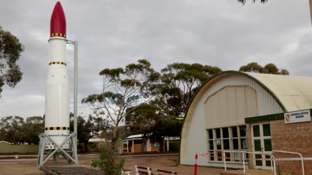南オーストラリアのウロメラ歴史博物館の外にある黒い矢ミサイル — ストック動画