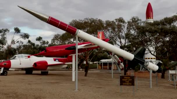南オーストラリアのウロメラロケットパークでいくつかの歴史的な軍用ロケットや航空機でズームイン — ストック動画