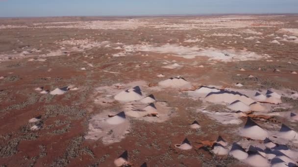 オーストラリア南部の海岸のペディーで オパール鉱山とマルコックの上空を飛行する航空ショット — ストック動画