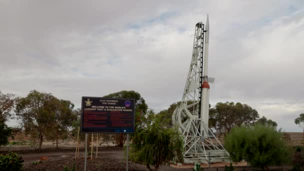 ウロメラのサインと ウロメラの古いミサイルにようこそ 南オーストラリア — ストック動画